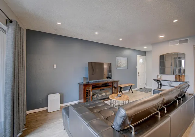 2nd image of 4713 Country Club Ln Nw #D-4, Albuquerque, NM 87114 | MLS# 1087917