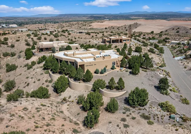 Photo 4 of Single family home for sale at 5 Basketweaver Ct, Placitas, NM 87043 | MLS# 1090149 | Listing updated on 2026-08-13