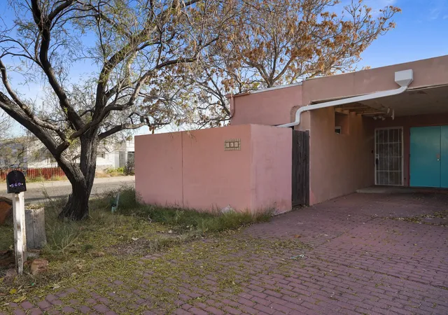 Photo 2 of Townhouse for sale at 560 Aztec Rd Nw, Albuquerque, NM 87107 | MLS# 1094678 | Listing updated on 2026-08-26