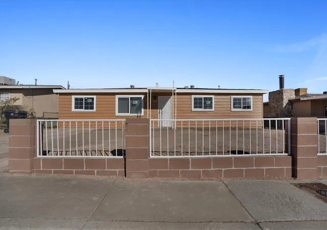Homes for sale in Albuquerque, NM | 424 Airport Dr Sw, Albuquerque, NM 87121 | MLS# 1098697
