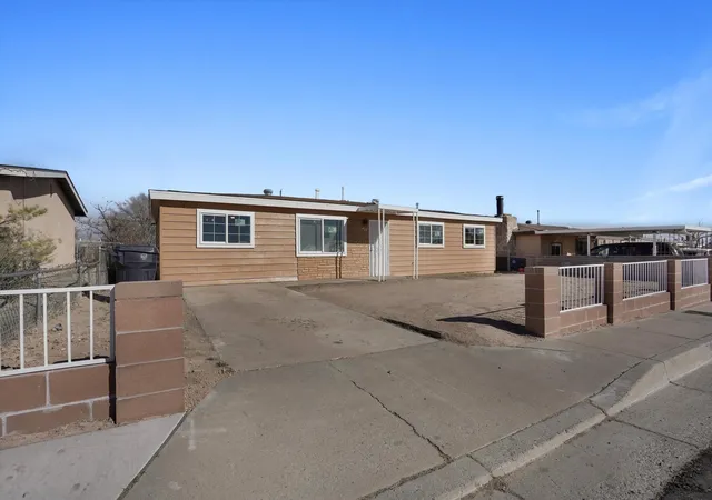 Homes for sale in Albuquerque, NM | 424 Airport Dr Sw, Albuquerque, NM 87121 | MLS# 1098697