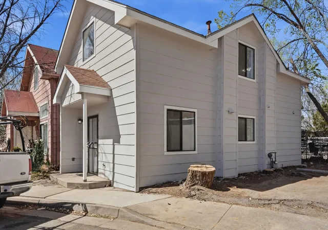 Photo 1 of Sale Pending at 725 Barelas Ct Sw, Albuquerque, NM 87102 | MLS# 1100061 | Listing updated on 2026-09-01