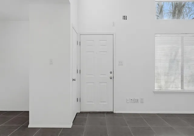 Photo 3 of Sale Pending at 725 Barelas Ct Sw, Albuquerque, NM 87102 | MLS# 1100061 | Listing updated on 2026-09-01