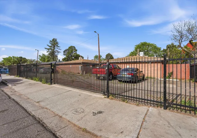 2nd image of 521 Palomas Dr Se, Albuquerque, NM 87108 | MLS# 1100328