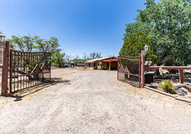 Homes for sale in Los Ranchos, NM | 604 Ortega Rd Nw, Los Ranchos, NM 87114 | MLS# 1101049