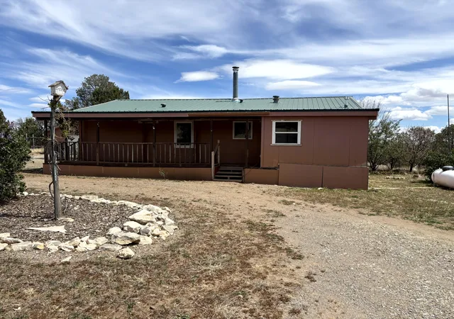 Photo 2 of Manufactured home for sale at 1 Moon Cir, Edgewood, NM 87015 | MLS# 1102878 | Listing updated on 2026-08-10
