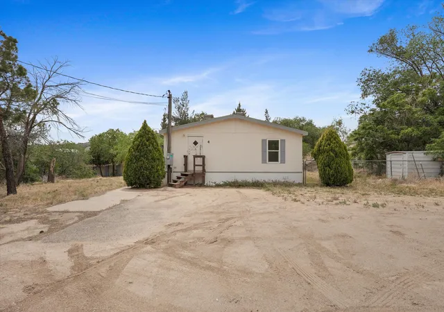 Photo 2 of Sale Pending at 4 Whittier Pl Se, Albuquerque, NM 87123 | MLS# 1103816 | Listing updated on 2026-08-08