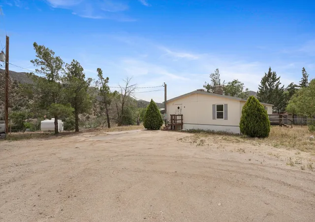 Photo 2 of Sale Pending at 4 Whittier Pl SE, Albuquerque, NM 87123 | MLS# 1103816 | Listing updated on 2026-08-08