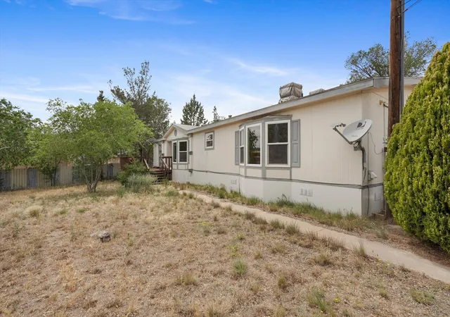Photo 3 of Sale Pending at 4 Whittier Pl SE, Albuquerque, NM 87123 | MLS# 1103816 | Listing updated on 2026-08-08