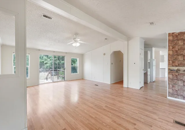 Photo 4 of Sale Pending at 4 Whittier Pl SE, Albuquerque, NM 87123 | MLS# 1103816 | Listing updated on 2026-08-08