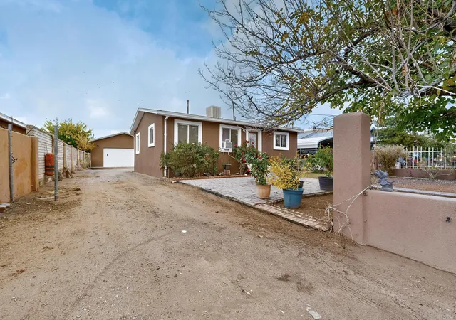Photo 2 of Sale Pending at 305 San Jose Ave Se, Albuquerque, NM 87102 | MLS# 1104222 | Listing updated on 2026-08-15