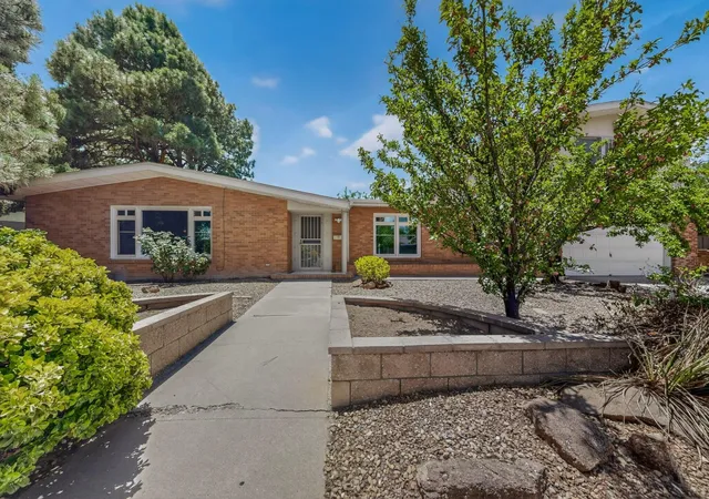 Photo 3 of Single family home for sale at 713 Montclaire Dr NE, Albuquerque, NM 87110 | MLS# 1104945 | Listing updated on 2026-08-25
