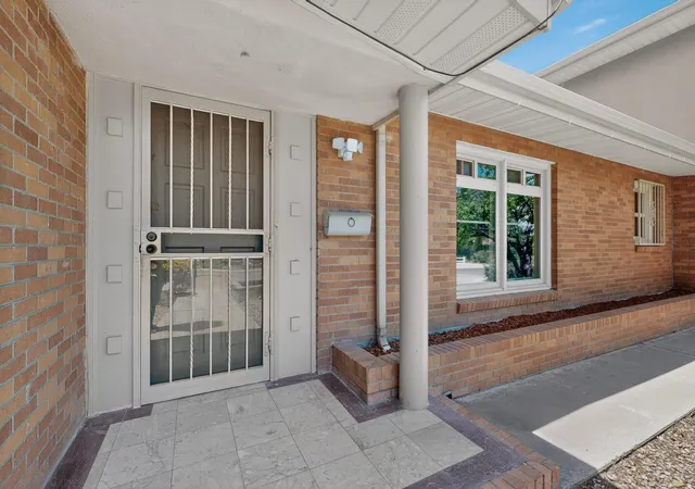 Photo 4 of Single family home for sale at 713 Montclaire Dr NE, Albuquerque, NM 87110 | MLS# 1104945 | Listing updated on 2026-08-25