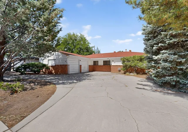 Photo 3 of Single family home for sale at 2825 Las Cruces Rd Ne, Albuquerque, NM 87110 | MLS# 1105006 | Listing updated on 2026-08-29