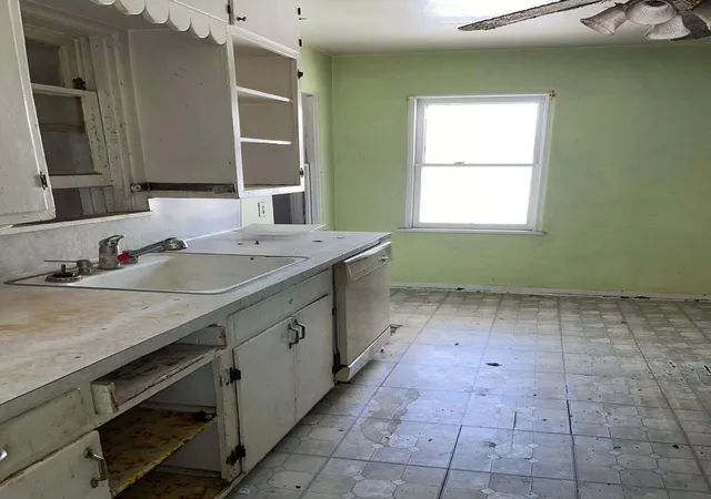 Photo 4 of Sale Pending at 712 Thaxton Ave SE, Albuquerque, NM 87102 | MLS# 1105145 | Listing updated on 2026-07-21