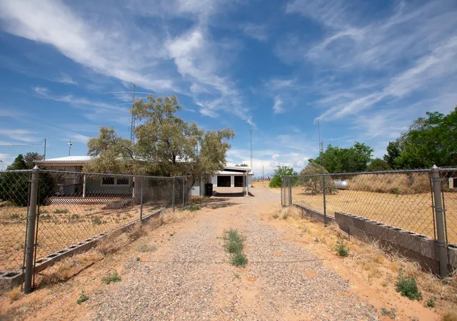 Homes for sale in Los Lunas, NM | 28 Valencia Dr, Los Lunas, NM 87031 | MLS# 1105203