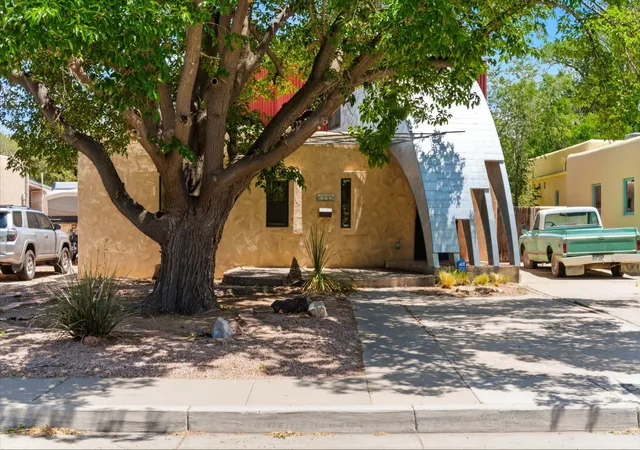 Photo 2 of Single family home for sale at 420 Aliso Dr Ne, Albuquerque, NM 87108 | MLS# 1105327 | Listing updated on 2026-08-04