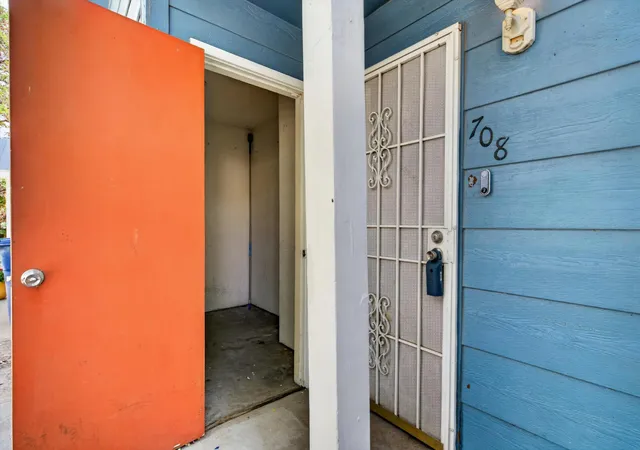 3rd image of 708 Barelas Ct Sw, Albuquerque, NM 87102 | MLS# 1105492