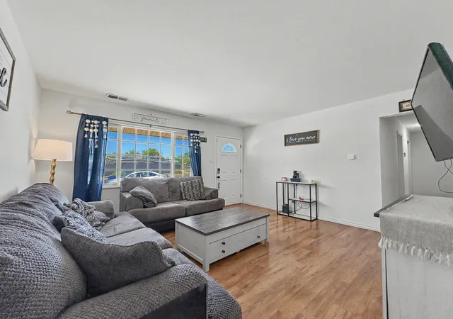 5th image of 3808 Candelaria Rd Ne, Albuquerque, NM 87110 | MLS# 1105568