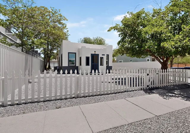 Photo 4 of Single family home for sale at 322 Princeton Dr SE, Albuquerque, NM 87106 | MLS# 1105991 | Listing updated on 2026-08-26