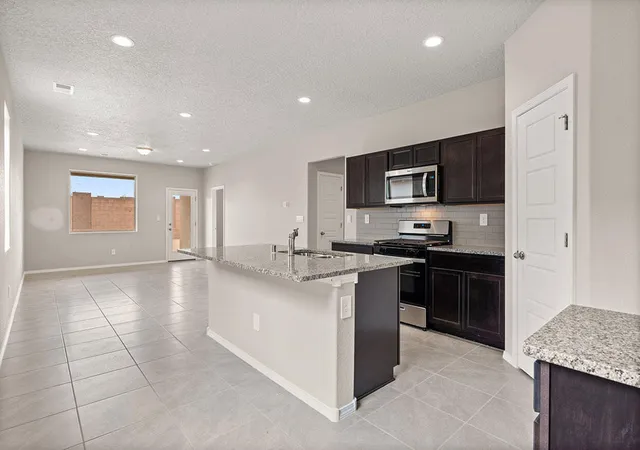 3rd image of 6 Seguro Ct, Los Lunas, NM 87031 | MLS# 1106121