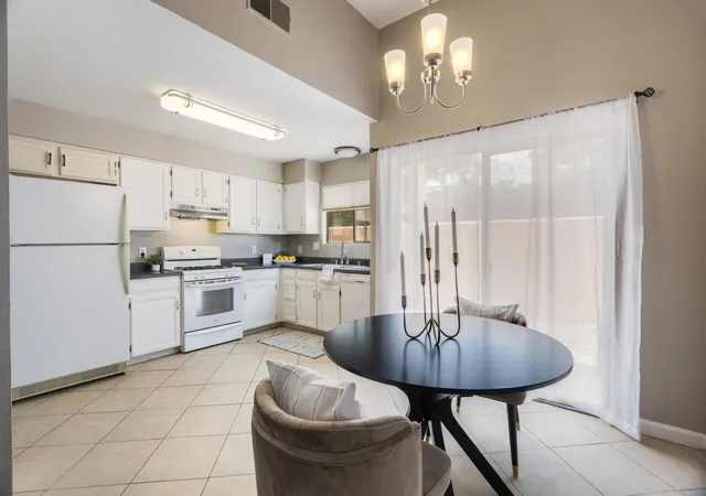 5th image of 10241 Las Casitas Ct Ne, Albuquerque, NM 87111 | MLS# 1106567