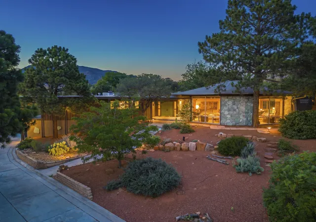 Photo 2 of Single family home for sale at 904 Ganado Ct Se, Albuquerque, NM 87123 | MLS# 1107017 | Listing updated on 2026-08-28