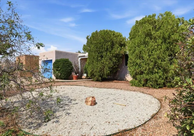 Photo 2 of Sale Pending at 426 Espanola St Ne, Albuquerque, NM 87108 | MLS# 1107130 | Listing updated on 2026-08-26