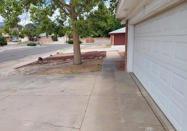 Photo 3 of Sale Pending at 8424 Palo Duro Ave NE, Albuquerque, NM 87111 | MLS# 1107514 | Listing updated on 2026-08-24