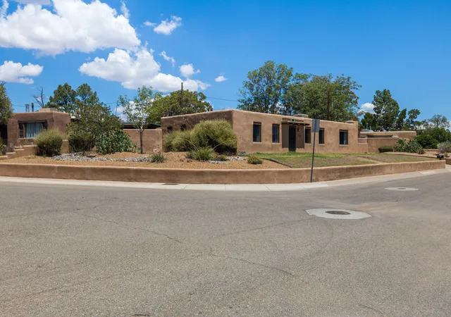 1st image of 815 Rio Vista Cir Sw, Albuquerque, NM 87105 | MLS# 1108011