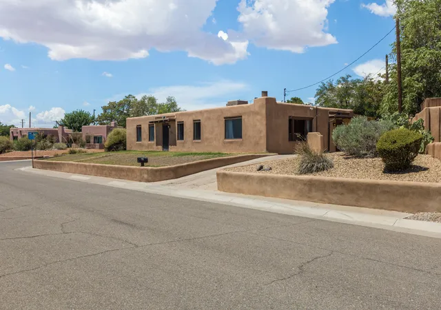 2nd image of 815 Rio Vista Cir Sw, Albuquerque, NM 87105 | MLS# 1108011