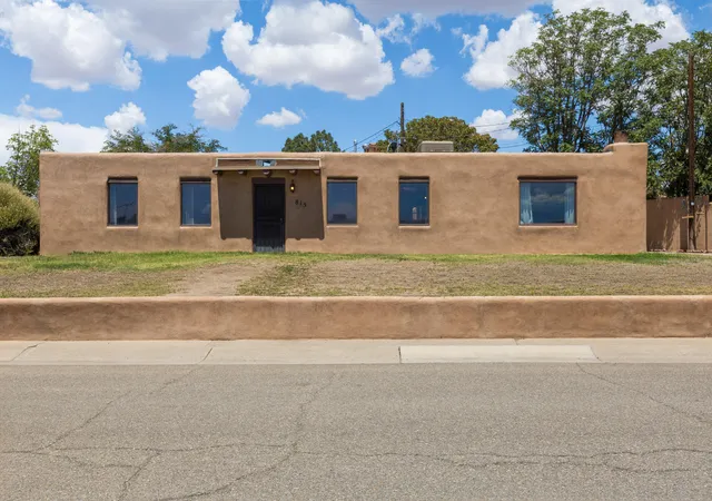 3rd image of 815 Rio Vista Cir Sw, Albuquerque, NM 87105 | MLS# 1108011