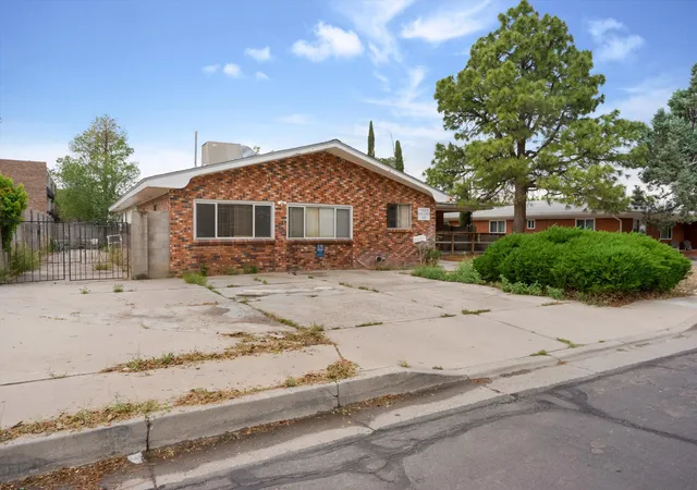 Photo 2 of Sale Pending at 1419 Solano Dr Ne, Albuquerque, NM 87110 | MLS# 1108054 | Listing updated on 2026-08-19