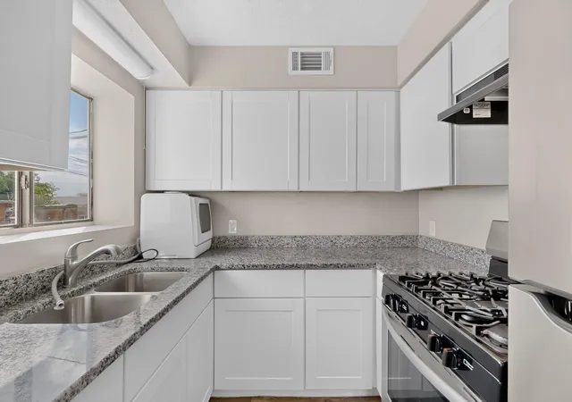 Photo 3 of Sale Pending at 1500 Alamo Ave SE, Albuquerque, NM 87106 | MLS# 1108609 | Listing updated on 2026-08-25