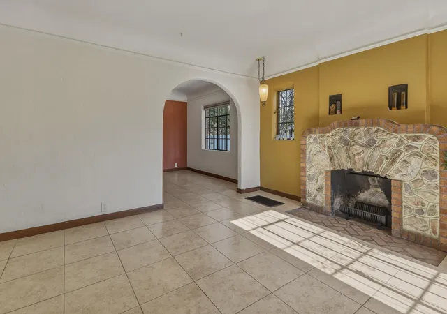 Photo 3 of Sale Pending at 613 Isleta Blvd SW, Albuquerque, NM 87105 | MLS# 1108613 | Listing updated on 2026-08-16