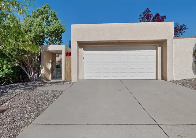 Photo 3 of Sale Pending at 10401 Camino Del Oso NE, Albuquerque, NM 87111 | MLS# 1108646 | Listing updated on 2026-08-21
