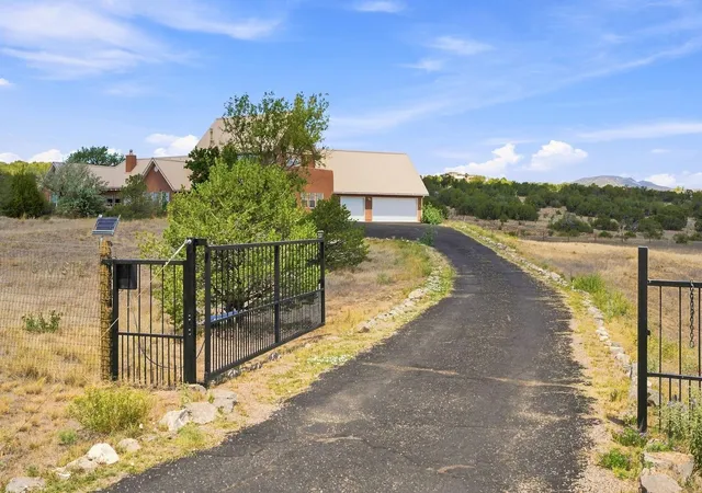 Photo 2 of Single family home for sale at 3 Vista Dr, Edgewood, NM 87015 | MLS# 1108655 | Listing updated on 2026-08-11