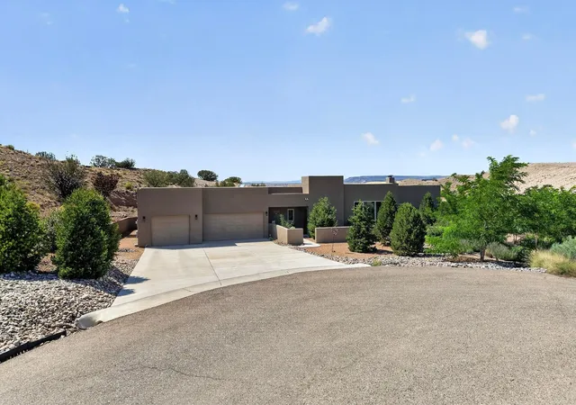 Photo 2 of Single family home for sale at 17 Basketweaver Ct, Placitas, NM 87043 | MLS# 1108663 | Listing updated on 2026-08-23