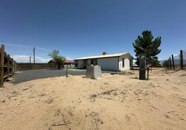 Photo 3 of Sale Pending at 1006 26th Street Sw, Rio Rancho, NM 87124 | MLS# 1108716 | Listing updated on 2026-08-17