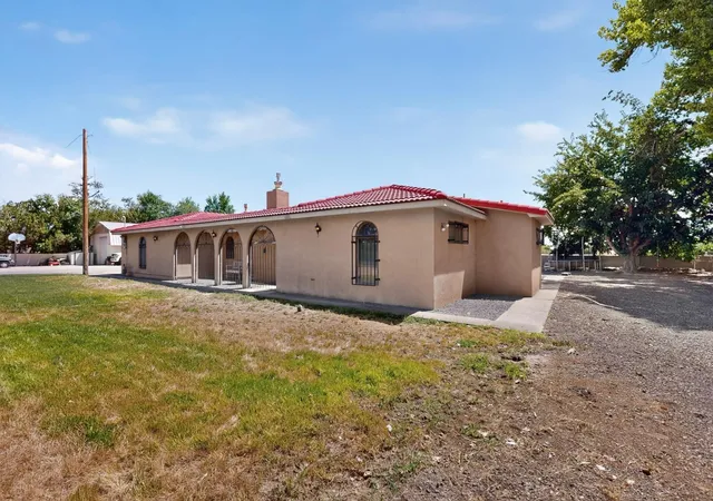 Photo 3 of Single family home for sale at 201 Sichler Rd Sw, Los Lunas, NM 87031 | MLS# 1108877 | Listing updated on 2026-08-12