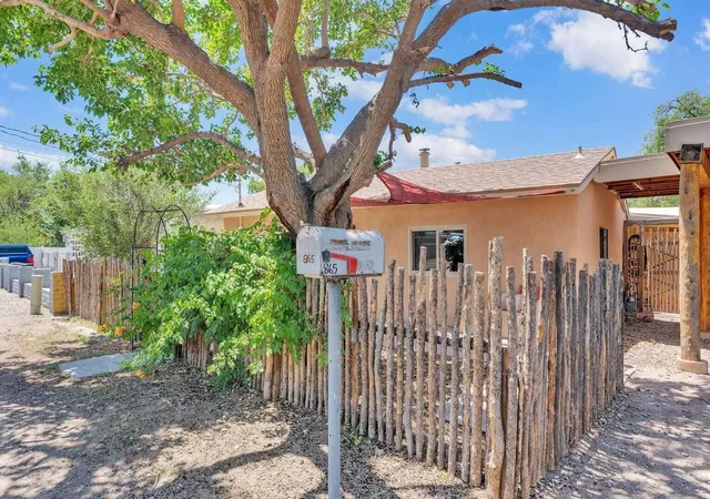 Photo 2 of Sale Pending at 865 Arthur Dr Sw, Albuquerque, NM 87105 | MLS# 1109415 | Listing updated on 2026-08-29