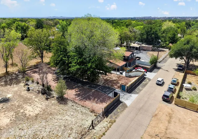 Photo 4 of Sale Pending at 432 Mockingbird Ln, Corrales, NM 87048 | MLS# 1109689 | Listing updated on 2026-09-25