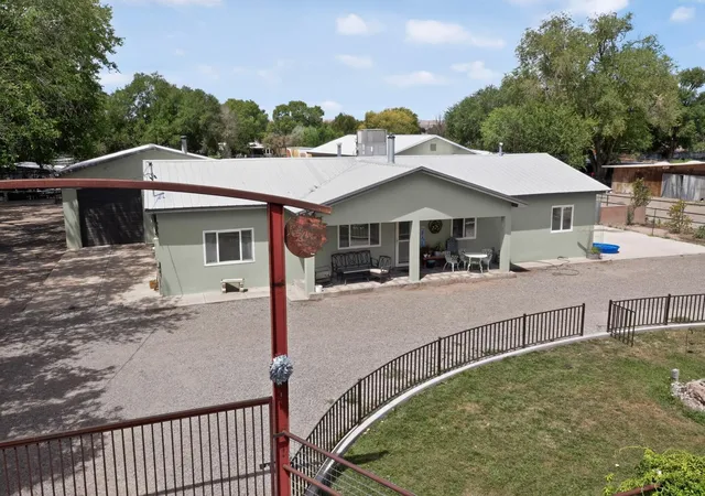 4th image of 6015 Hubbell Cir Sw, Albuquerque, NM 87105 | MLS# 1110010
