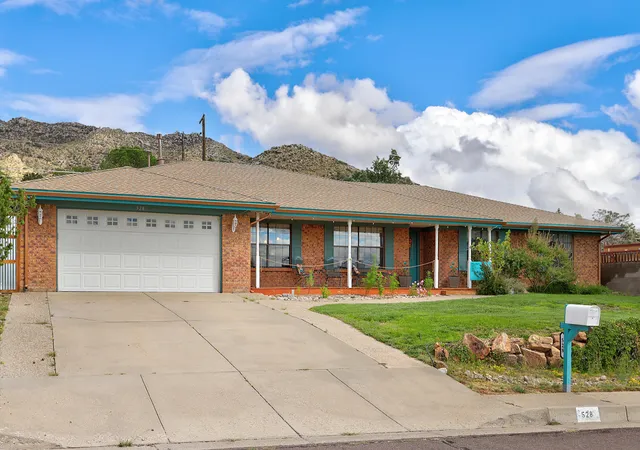 Photo 2 of Sale Pending at 528 Turner Dr Ne, Albuquerque, NM 87123 | MLS# 1111559 | Listing updated on 2026-10-07