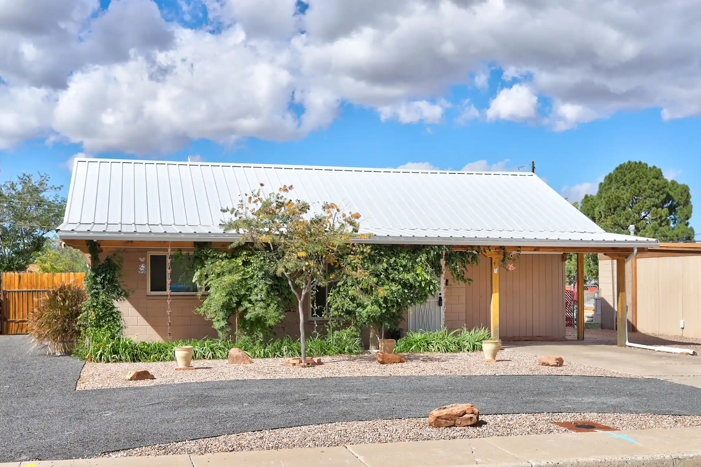 Photo 1 of Single family home for sale at 2733 Florida St Ne, Albuquerque, NM 87110 | MLS# 1112651 | Listing updated on 2026-10-24