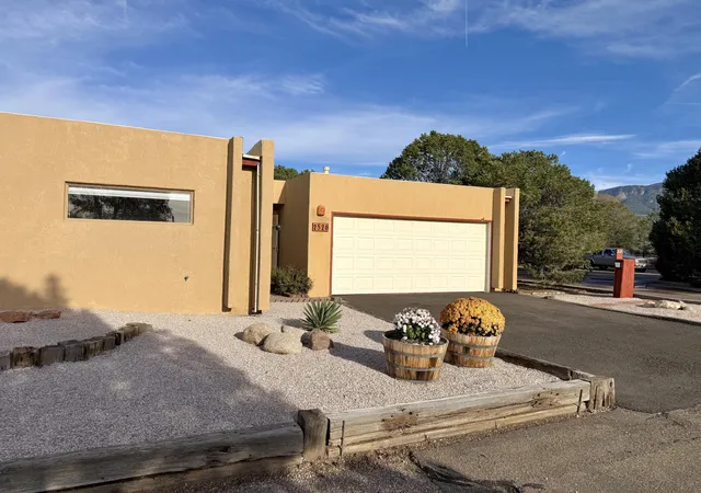 Photo 3 of Single family home for sale at 2526 Tramway Ter Ct NE, Albuquerque, NM 87122 | MLS# 1113185 | Listing updated on 2026-10-30