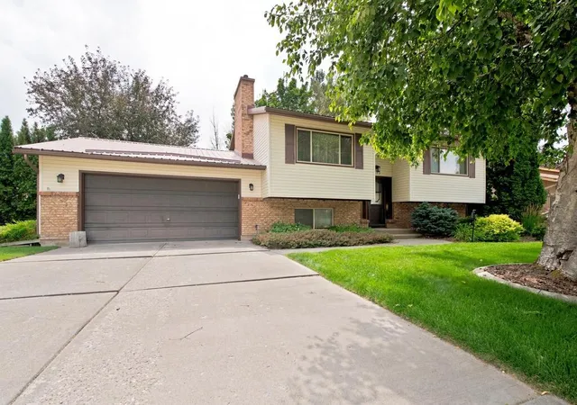 Photo 2 of Sale Pending at 2323 Westcliff Dr, Idaho Falls, ID 83402 | MLS# 2188550 | Listing updated on 2026-09-08