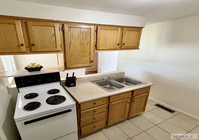 Photo 3 of Single family home for sale at 320 Lincoln St, American Falls, ID 83211 | MLS# 2188056 | Listing updated on 2026-10-06