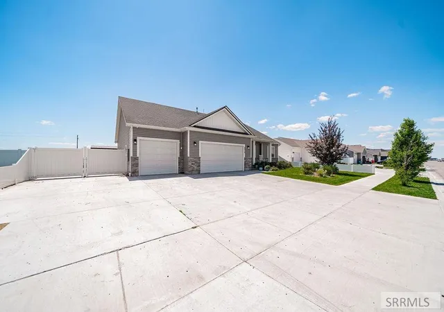 Photo 2 of Sale Pending at 2910 E Larson Dr, Idaho Falls, ID 83401 | MLS# 2186855 | Listing updated on 2026-09-21