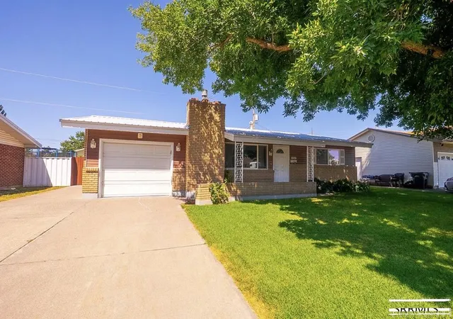 Photo 3 of Single family home for sale at 825 Sykes Dr, Idaho Falls, ID 83401 | MLS# 2188599 | Listing updated on 2026-09-14